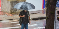 Chuva forte traz risco de alagamentos de vias