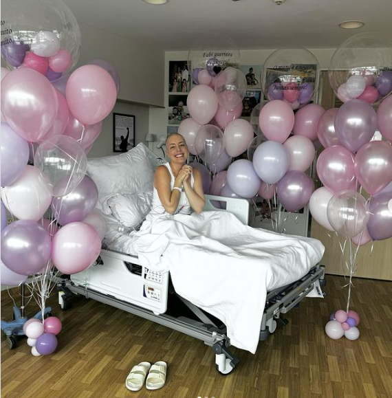 "Estou muito feliz, nem sei expressar minha gratid&atilde;o por todos voc&ecirc;s", disse Fabiana &agrave; equipe m&eacute;dica durante a festa, que contou com bolo e bexigas coloridas