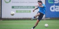 Nathan em treino do Grêmio no CT Presidente Luiz Carvalho