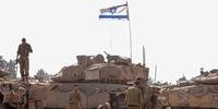 Soldados israelenses trabalham em seus tanques em um acampamento militar perto da fronteira de Israel com a Faixa de Gaza, em 8 de abril de 2024, em meio ao conflito em curso entre Israel e o grupo militante Hamas.