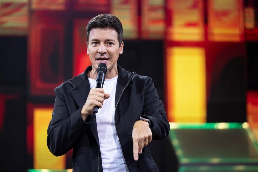 Rodrigo Faro apresenta a 6&ordf; temporada do Canta Comigo na Record