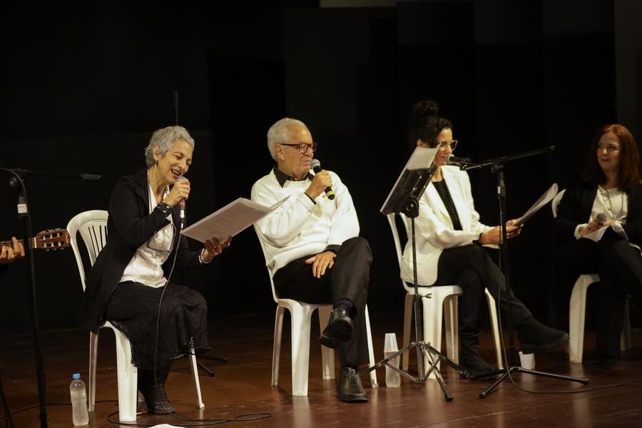Sarau Porto Alegre com nomes como Deborah Finocchiaro, Luiz Coronel, Fera Carvalho Leite e Isabela Foga&ccedil;a ser&aacute; apresentado no s&aacute;bado, &agrave;s 20h, no Teatro de C&acirc;mara T&uacute;lio Piva