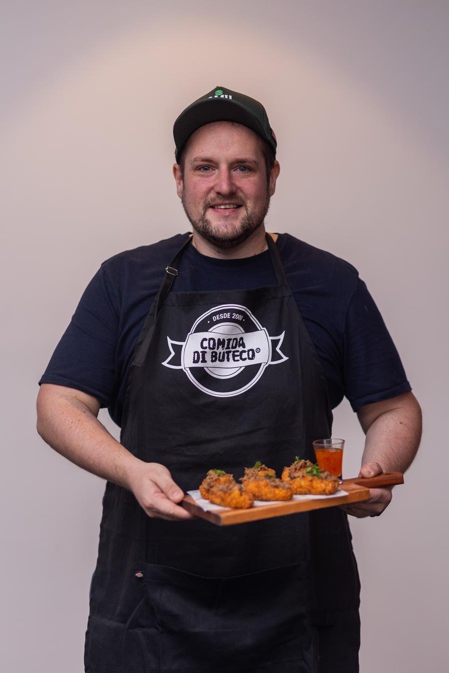 Acaraj&eacute; Gaud&eacute;rio &eacute; uma vers&atilde;o ga&uacute;cha de acaraj&eacute; feita de bolinho de arroz com costela assada desfiada acompanhado de chimia de bergamota picante, criado pelo Amuleto Restaurante e Bowling Bar