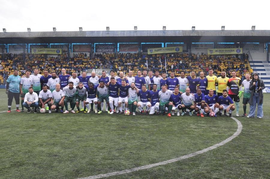 Contando com ex-jogadores ga&uacute;chos e comunicadores da Record RS, o evento beneficente arrecadou mais de 200 toneladas de alimentos