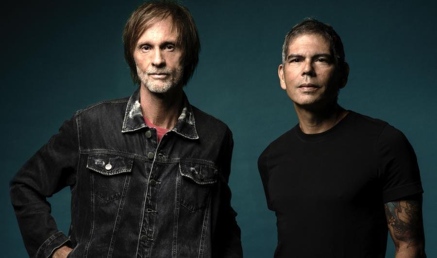 Marcelo Bonf&aacute; e Dado Villa-Lobos, acompanhados de Andr&eacute; Frateschi e banda, fazem show no Ara&uacute;jo Vianna