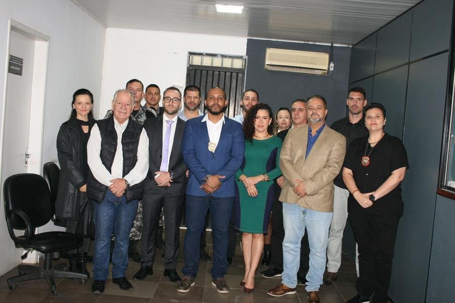 Autoridades reunidas durante entrega da requlifica&ccedil;&atilde;o da 2&ordf; DP de Uruguaiana
