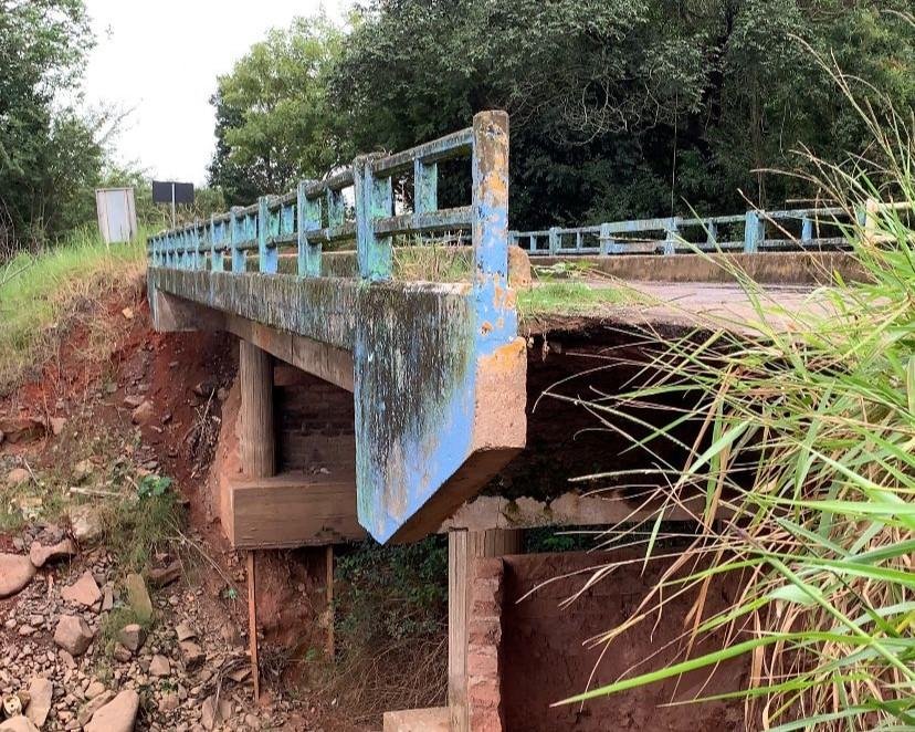 A ponte sobre o Arroio Schmidt &eacute; uma das principais liga&ccedil;&otilde;es entre os bairros 25 de Julho e a Barrinha