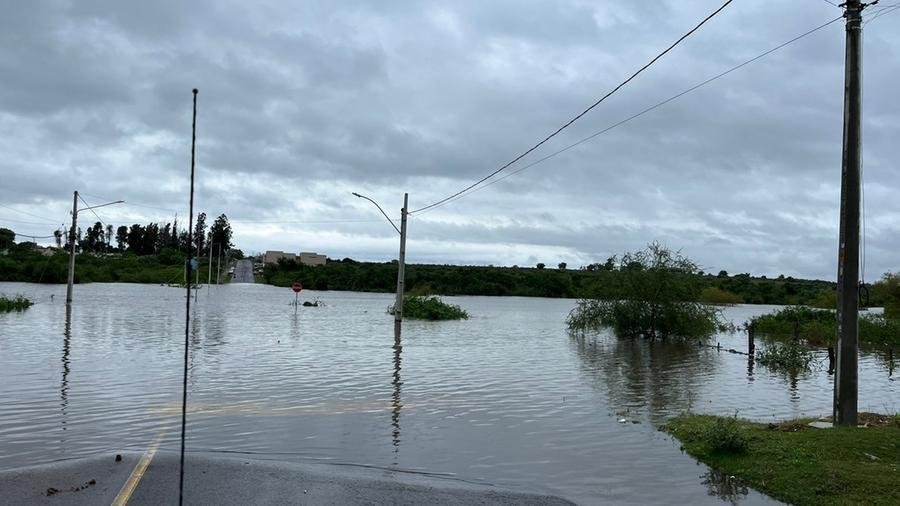 Pontes de Quara&iacute; foram alagadas pelo rio que transbordou nas &uacute;ltimas horas