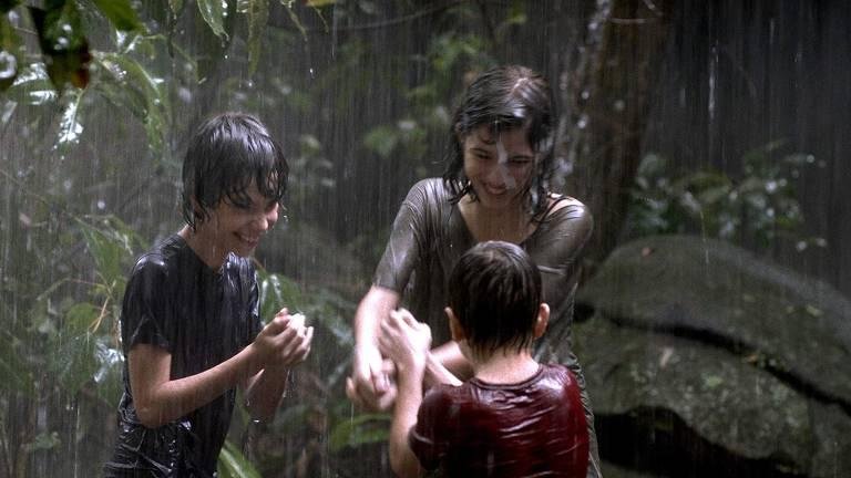 A obra, ambientada no Rio de Janeiro, &eacute; a vers&atilde;o ficcional da hist&oacute;ria ver&iacute;dica da diretora Flavia Castro, que aos cinco anos de idade, teve que deixar o pa&iacute;s com sua fam&iacute;lia, exilados pelo regime militar