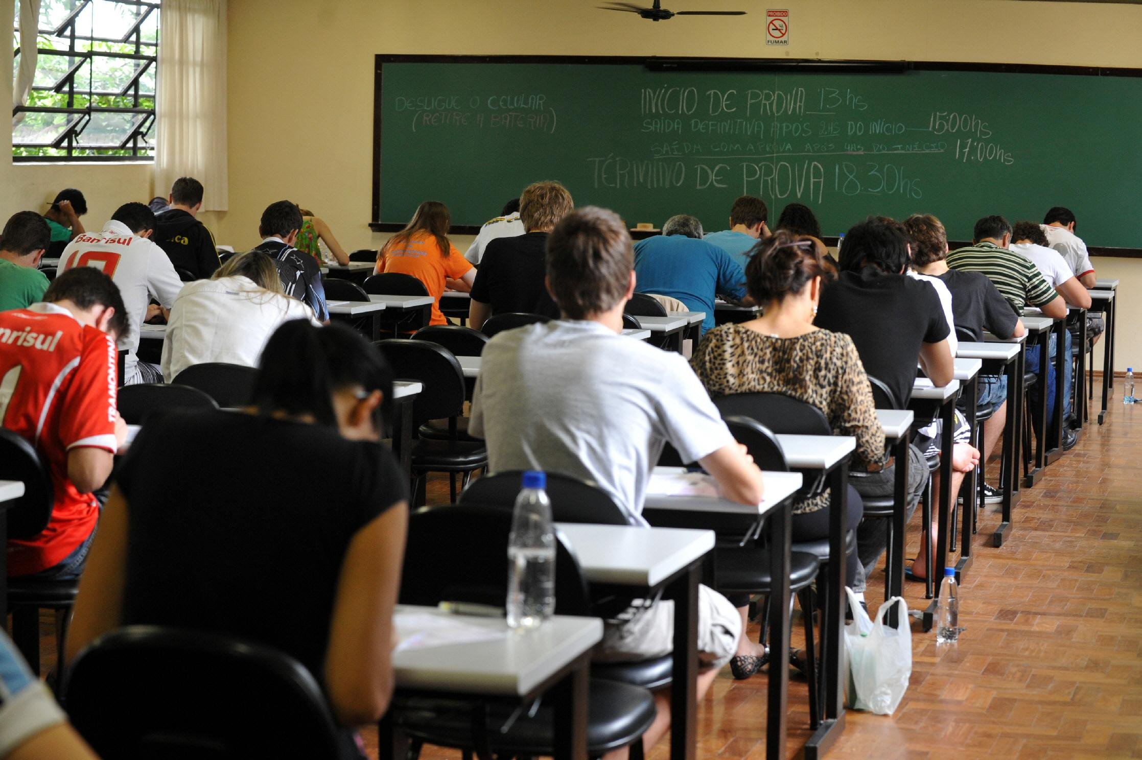 A proposta, que tramita em car&aacute;ter conclusivo, ainda ser&aacute; analisada pelas comiss&otilde;es de Educa&ccedil;&atilde;o; Constitui&ccedil;&atilde;o e Justi&ccedil;a e de Cidadania