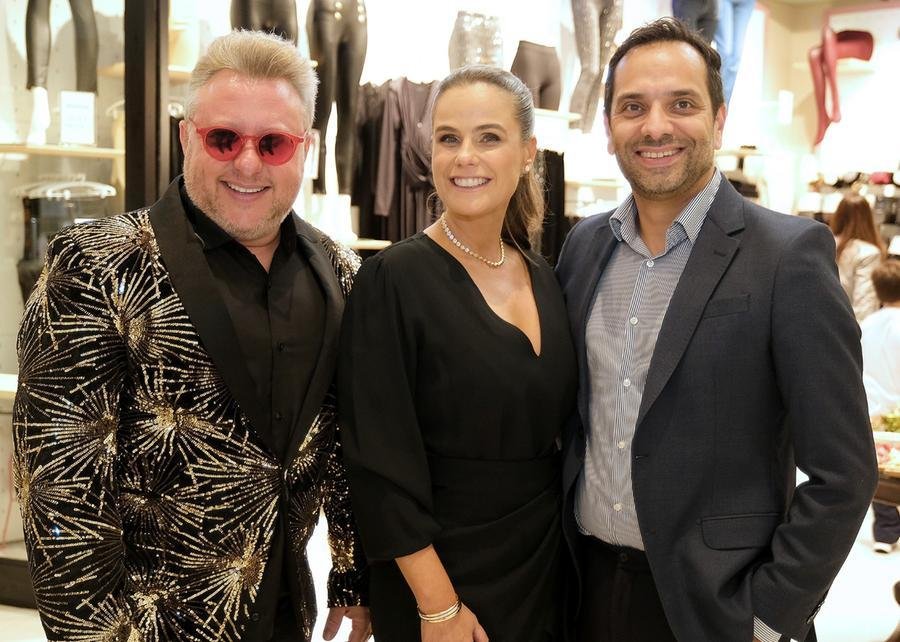 O cantor e pianista Rodrigo Sollton com os anfitri&otilde;es Frederica Arthur e Ernani Peres na abertura da marca italiana Calzedonia, no Shopping Villagio Caxias.