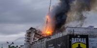 Grande incêndio atinge o edifício da Bolsa de Copenhague