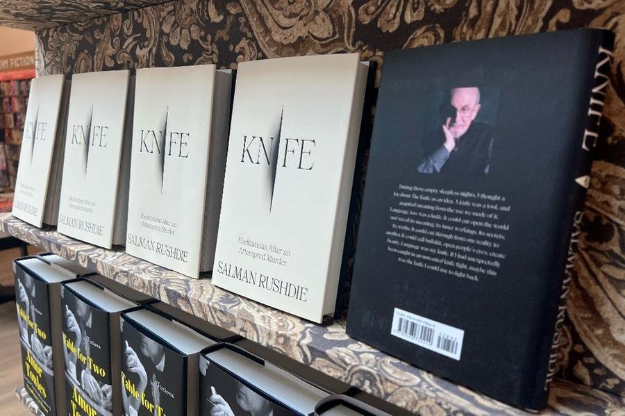 Salman Rushdie em novo livro comenta o ataque que sofreu h&aacute; quase dois anos em Nova York, quando perdeu um olho
