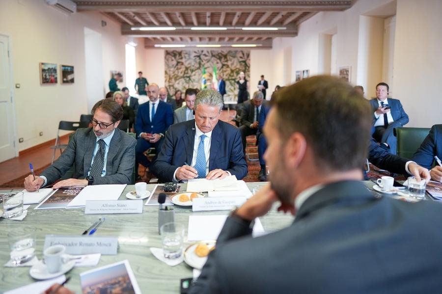 Comitiva do governo ga&uacute;cho durante reuni&atilde;o com investidores italianos