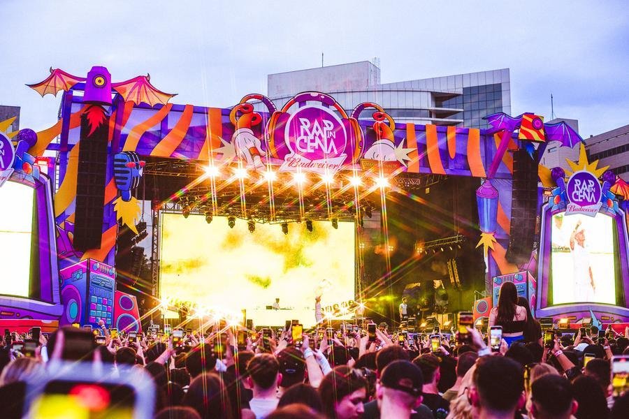 Em 2023, o festival contou com 50 mil pessoas em dois dias para conferir 70 nomes, totalizando 28 horas de m&uacute;sica