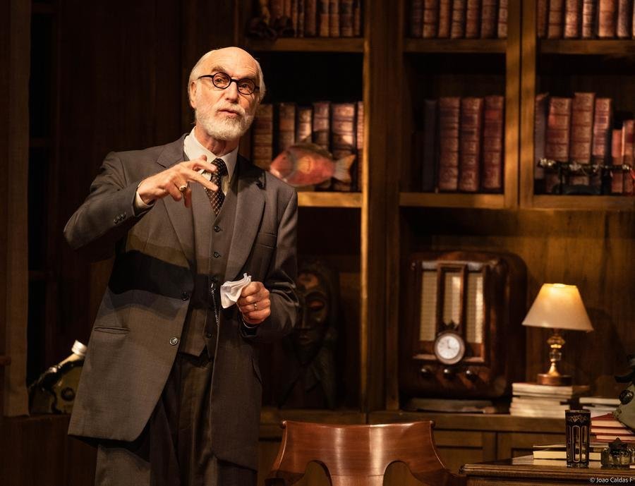 Odilon Wagner &eacute; Sigmund Freud no espet&aacute;culo "A &Uacute;ltima Sess&atilde;o de Freud" que volta a Porto Alegre para cinco sess&otilde;es de sexta a domingo