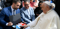 Pontífice recebeu camisetas dos times gaúchos