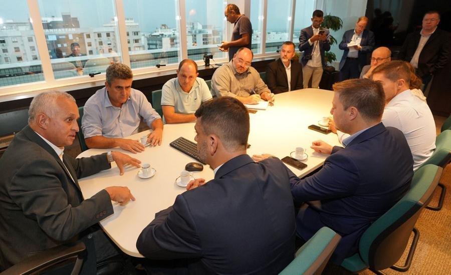 Participaram do encontro os prefeitos integrantes da Associa&ccedil;&atilde;o dos Munic&iacute;pios da Regi&atilde;o Metropolitana de Porto Alegre (Granpal) e membros do TCE-RS