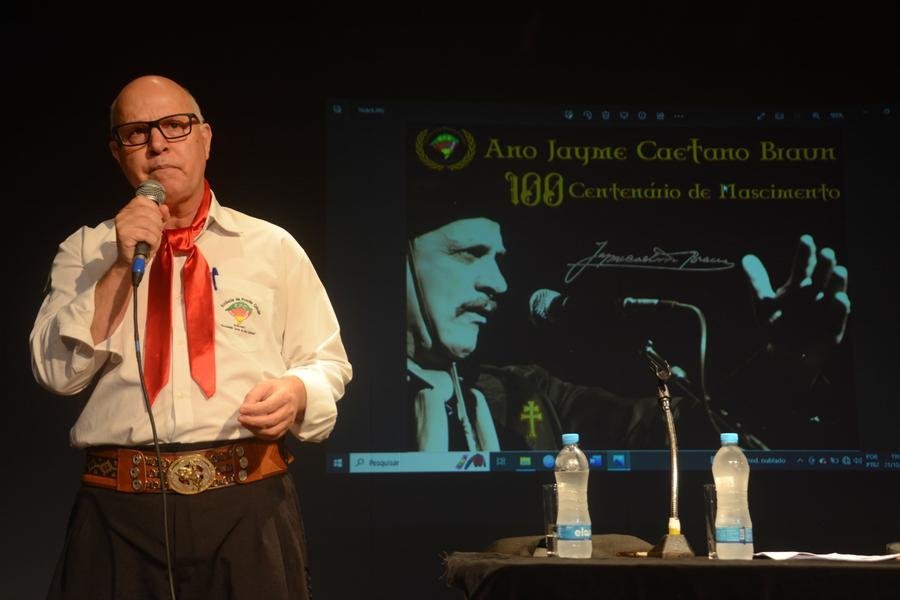 Palestrante C&acirc;ndido Brasil falou sobre a vida e obra de Jayme Caetano Braun