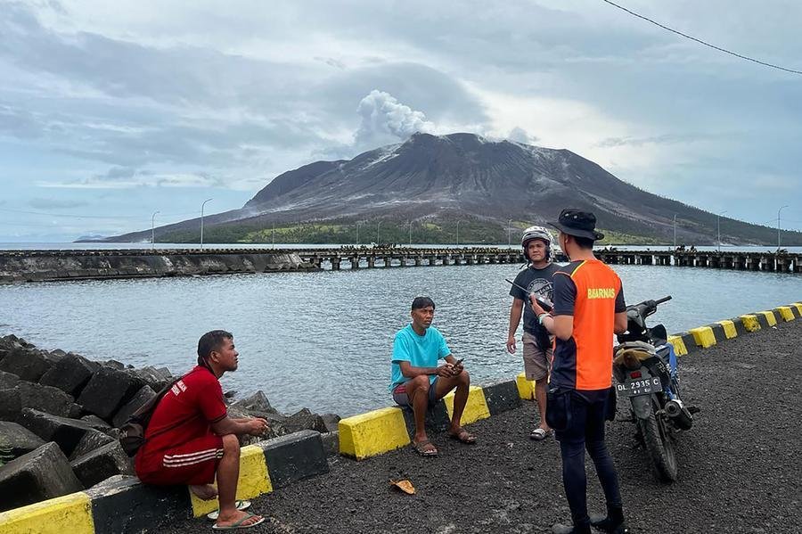 Milhares deixam &aacute;rea remota da Indon&eacute;sia ap&oacute;s erup&ccedil;&atilde;o de vulc&atilde;o que provocou alerta de tsunami