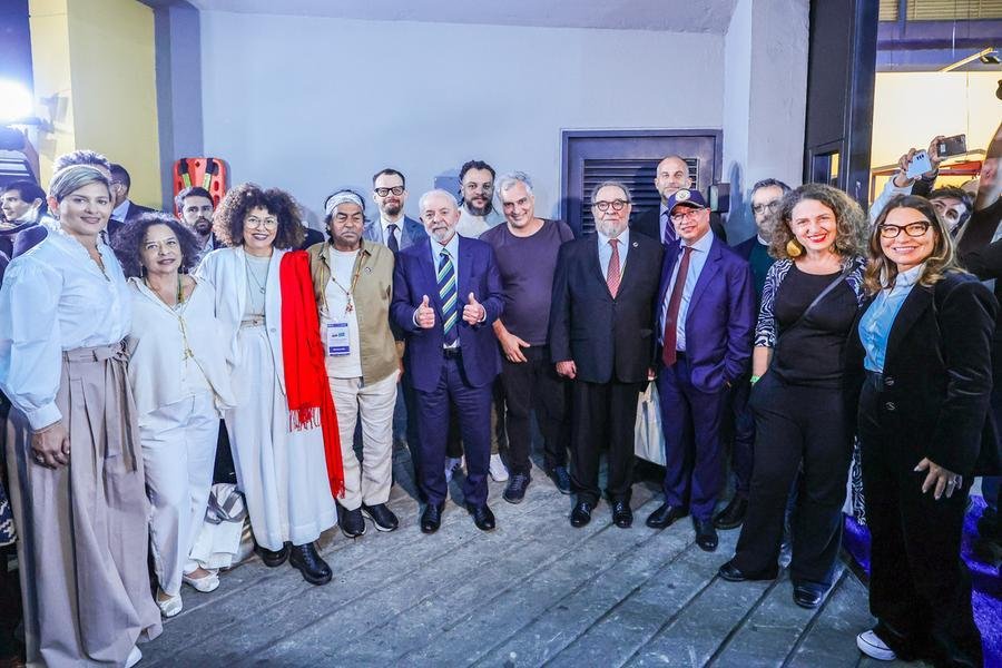 Presidente Luiz In&aacute;cio Lula da Silva e comitiva de escritores formada por nomes como Krenak, Marcelino Freire, Bia Barros e Marcello Quintanilha