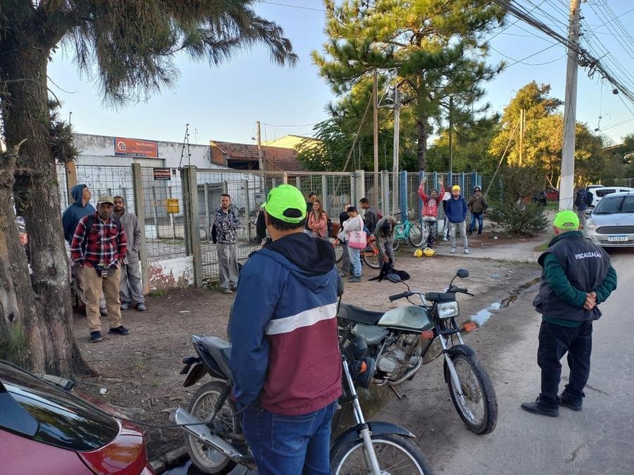 Os trabalhadores realizaram uma paralisa&ccedil;&atilde;o em protesto por quest&otilde;es de pagamento na manh&atilde; desta quinta-feira