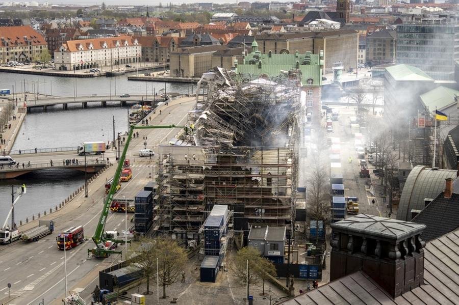 Bolsa de Valores de Copenhague devastada por um inc&ecirc;ndio na ter&ccedil;a