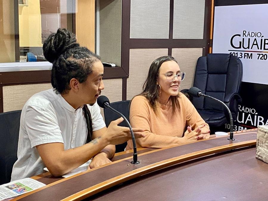 Matheus Gomes e Paula Coradi participaram do programa Esfera P&uacute;blica da R&aacute;dio Gua&iacute;ba