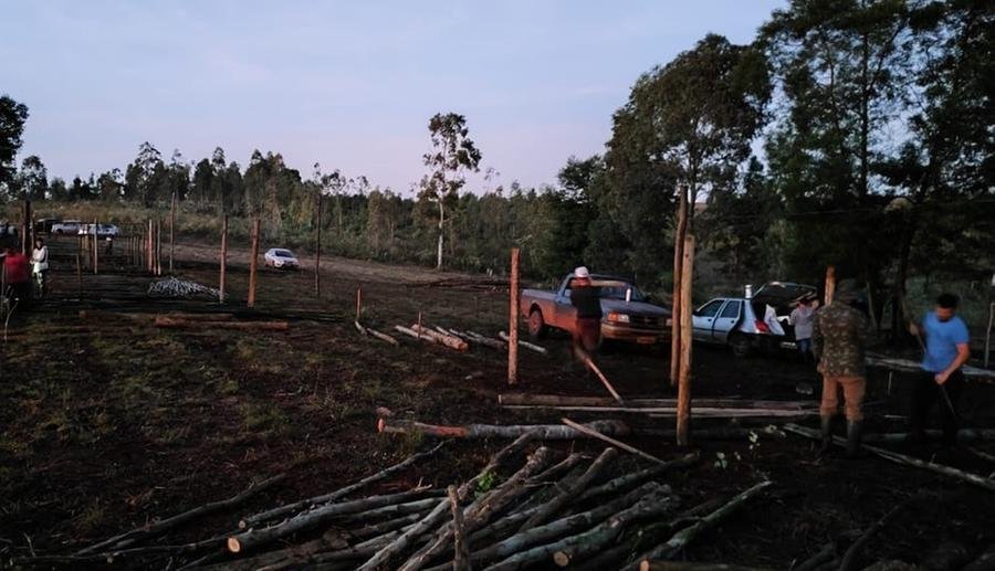 As estacas come&ccedil;aram a ser fincadas para a constru&ccedil;&atilde;o do acampamentos no in&iacute;cio  da manh&atilde; desta sexta-feira