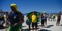Ato em defesa de Bolsonaro reúne apoiadores e políticos aliados na praia de Copacabana
