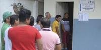 Pessoas fazem fila para votar em uma seção eleitoral durante um referendo sobre medidas mais duras contra o crime organizado em Olon, província de Santa Elena, Equador