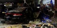 Carro invade supermercado após acidente em Taquari