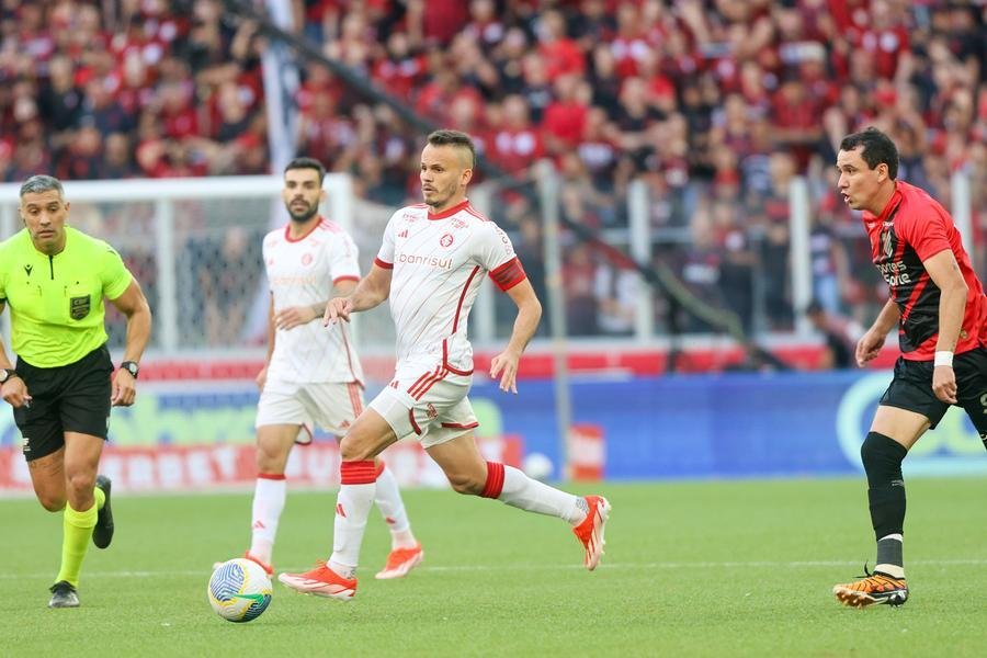 Com a primeira derrota, Inter &eacute; o 5&ordm; colocado com 6 pontos, empatado com o Gr&ecirc;mio e o pr&oacute;prio Athletico-PR