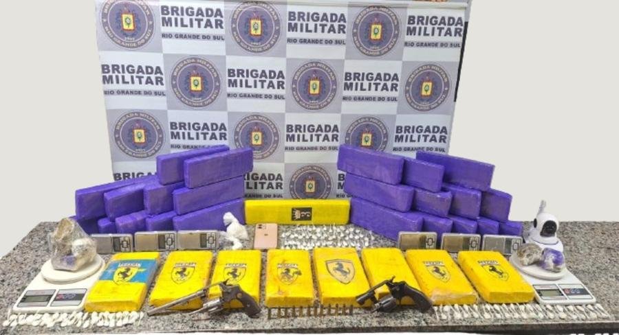 Pacotes e fra&ccedil;&otilde;es de drogas, dois rev&oacute;lveres e diversos materiais foram apreendidos