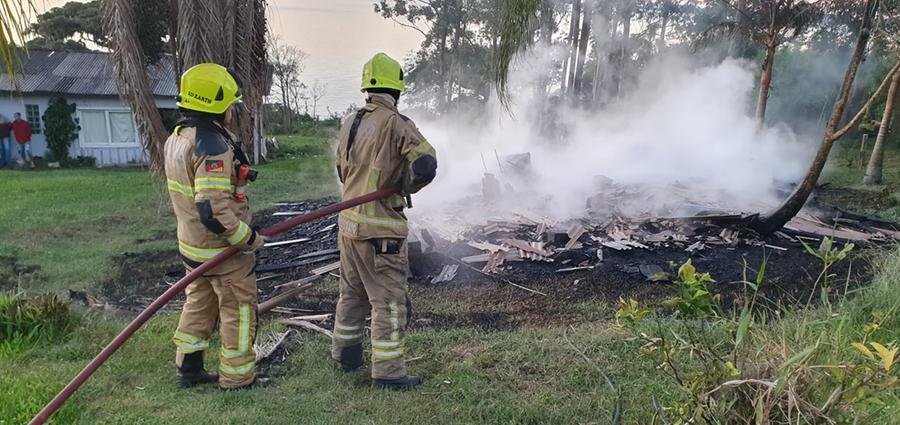 Corpo foi encontrado carbonizado nos escombros da casa, destru&iacute;da pelo inc&ecirc;ndio
