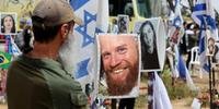 Homem visita memorial de pessoas sequestradas ou mortas pelo Hamas em outubro