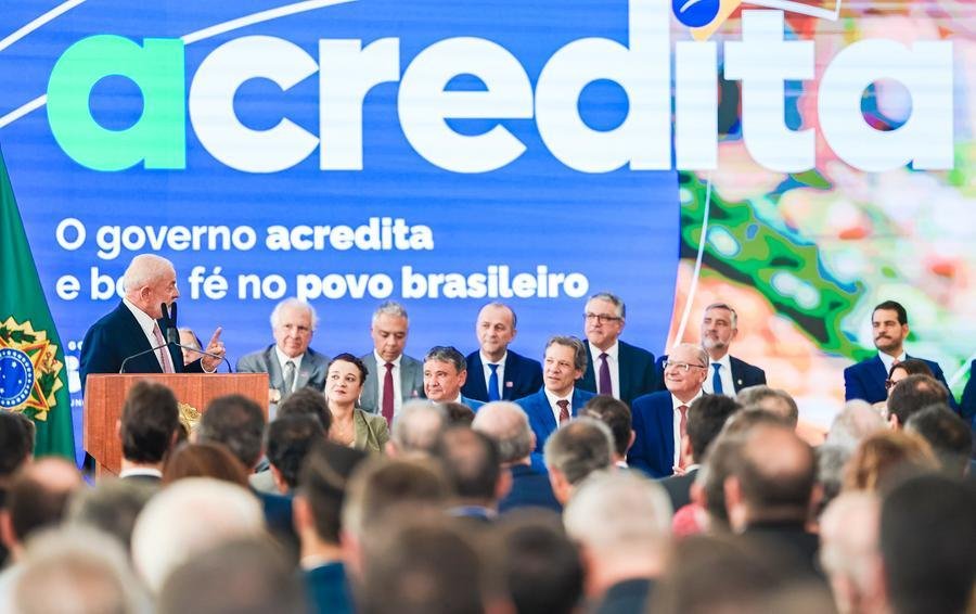 "Conversa com bancada A, com bancada B. &Eacute; dif&iacute;cil, mas a gente n&atilde;o pode reclamar porque a pol&iacute;tica &eacute; exatamente assim. Ou voc&ecirc; faz assim ou n&atilde;o entra na pol&iacute;tica", afirmou Lula