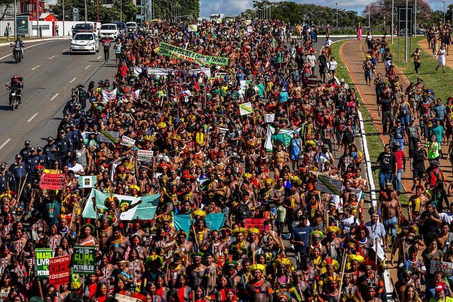 Portando faixas e cartazes, os ind&iacute;genas participantes deixaram o local do 20&ordm; Acampamento Terra Ind&iacute;gena e foram at&eacute; o gramado central do Eixo Monumental