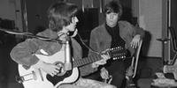 Registro  de arquivo dos Beatles com o violão a ser leiloado