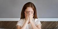 Diversos fatores podem contribuir para a supressão emocional, dificultando a capacidade de chorar
