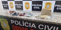 Drogas, celulares e uma balança de precisão foram apreendidos pela Polícia Civil