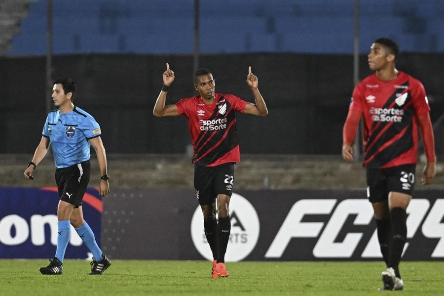 Com tr&ecirc;s vit&oacute;rias em tr&ecirc;s jogos, o Athletico-PR liderou a chave com nove pontos