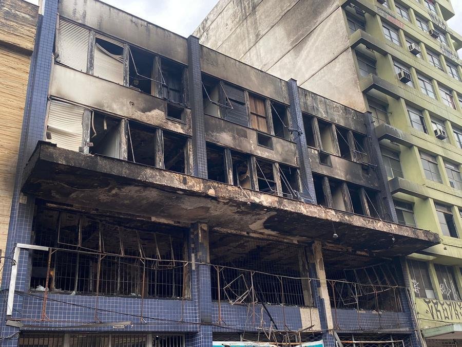 Inc&ecirc;ndio atingiu pousada no Centro de Porto Alegre