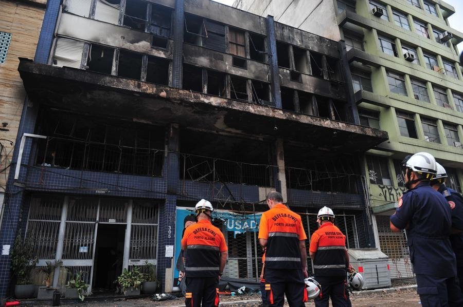 Inc&ecirc;ndio em pousada deixou ao menos dez mortos