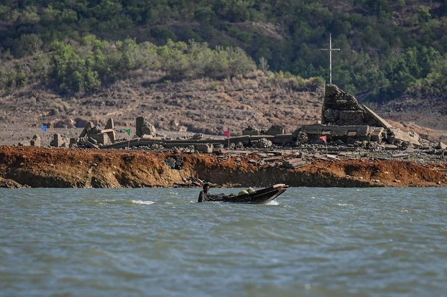 Ru&iacute;nas, em meio &agrave; represa de Pantabangan, na prov&iacute;ncia de Nova Ecija, s&atilde;o agora uma atra&ccedil;&atilde;o tur&iacute;stica por causa do calor extremo