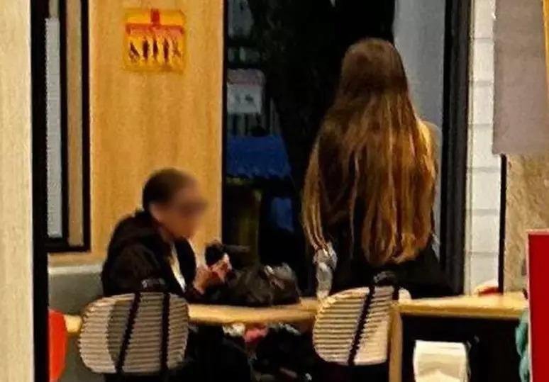 Mulheres &agrave; noite dormem na cal&ccedil;ada em frente ao restaurante e passam o dia l&aacute; dentro