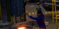 Há empregos em diversas áreas, incluindo no setor de metalurgia
