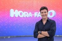 Rodrigo Faro comanda o programa Hora do Faro