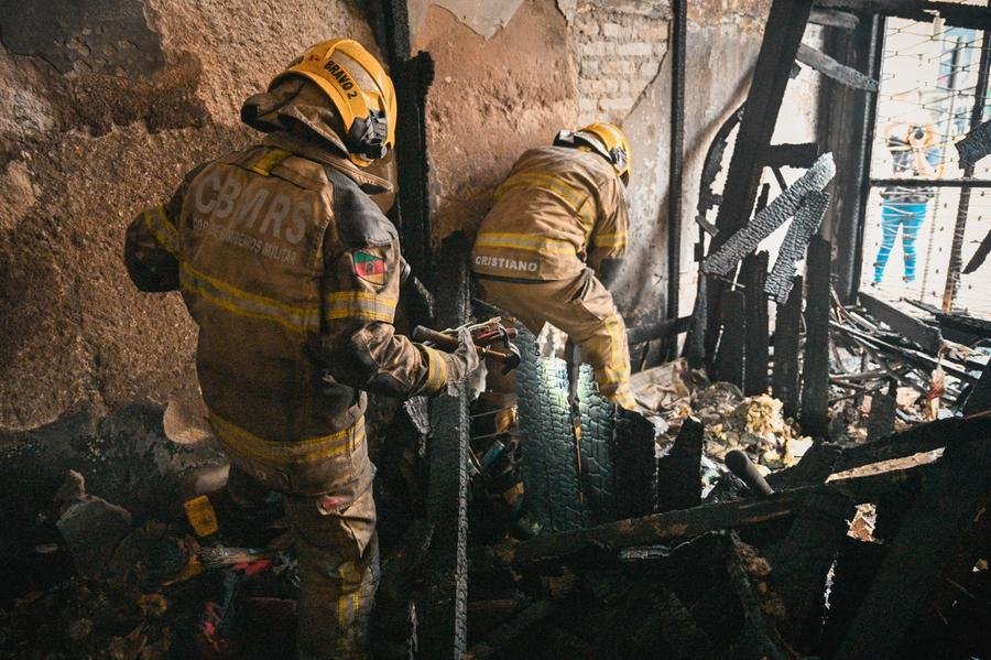 Trabalho da per&iacute;cia no interior da Pousada Garoa