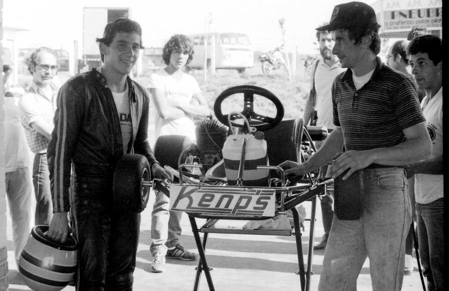 Ayrton Senna junto com o preparador de karts italilano, Aquile Parrila, durante o Pan-Americano de Kart, em 1982, em Tarum&atilde;